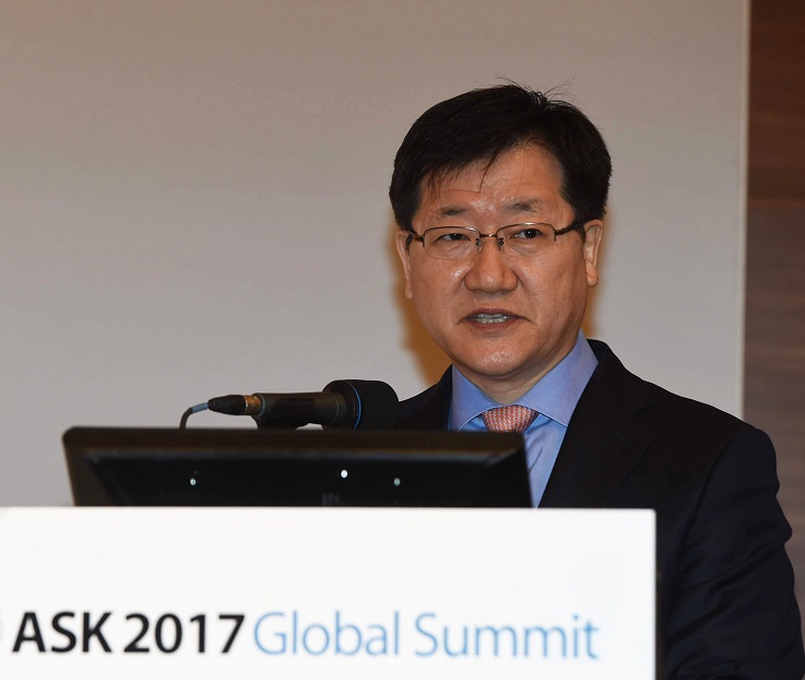 'ASK 2017-글로벌 사모·헤지펀드 서밋'이 17일 서울 여의도 콘래드호텔에서 개막했다. 강면욱 국민연금공단 기금운용본부장이 기조연설을 하고 있다. 신경훈 기자 khshin@hankyung.com