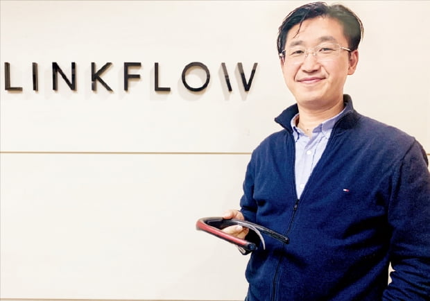 Linkflow　CEO　Kim　Yong-kuk　explains　the　details　of　wearable　neckband　camera　FITT360.　The　device　is　being　used　by　doctors　in　Wuhan,　China　to　treat　patients　remotely.　 /　Courtesy　of　Linkflow