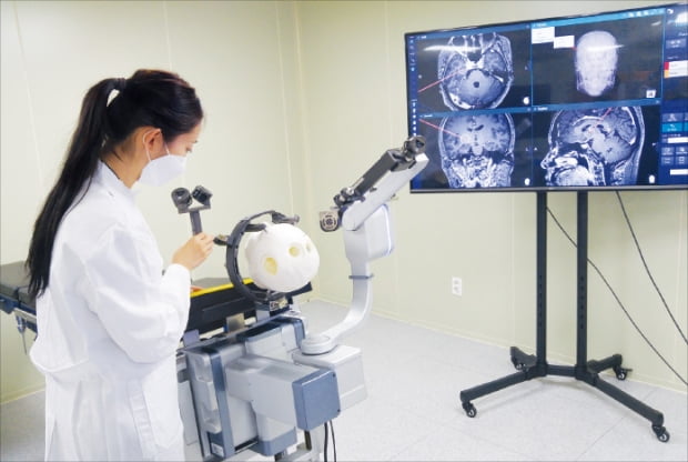 A　researcher　is　conducting　tests　on　the　KYMERO　neurosurgical　robotics　system.