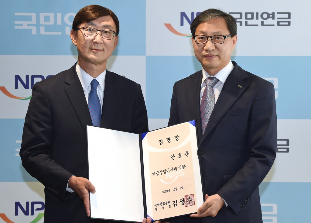 Hyo-joon　Ahn　(left)　receives　CIO　appointment　letter　from　former　NPS　CEO　Sung-joo　Kim.　/Courtesy　of　NPS