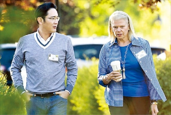 Samsung　Electronics　vice-chairman　Jay　Y.　Lee　(left)　walks　with　Ginni　Rometty,　current　executive　chairman　at　IBM　(CEO　at　the　time　of　photo)　at　the　Allen　&　Co　media　conference　in　2016