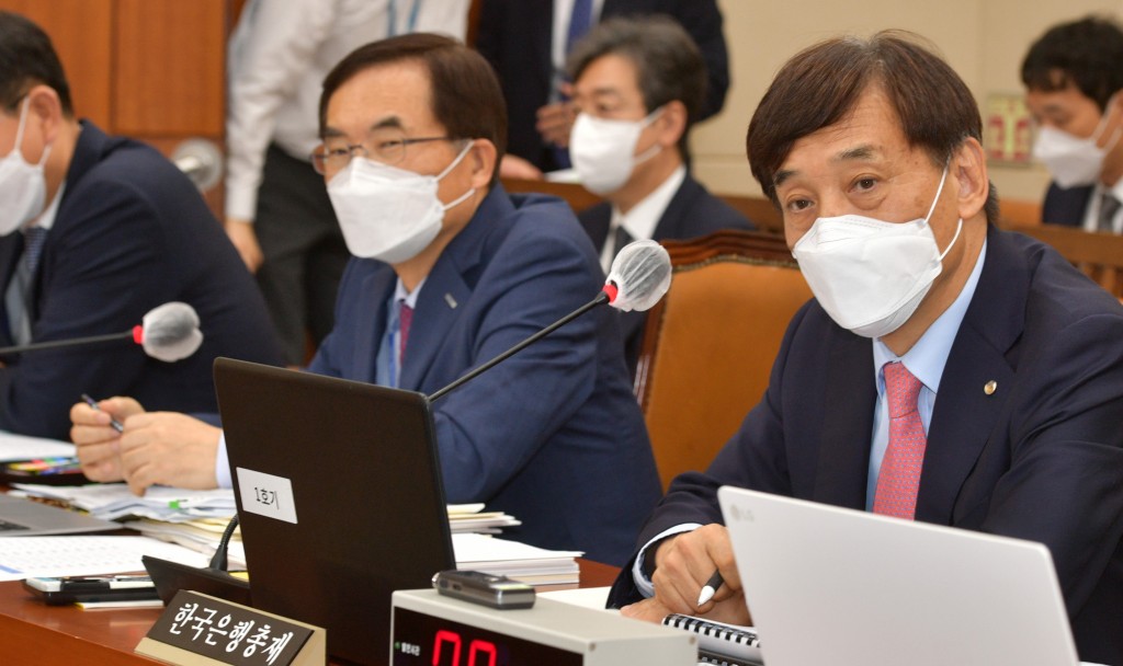 Bank　of　Korea　Governor　Lee　Ju-yeol　(right)　at　a　parliament's　finance committee　meeting　Aug.　24