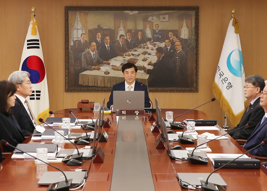 Bank　of　Korea　Governor　Lee　Ju-yeol　(at　center)　presides　over　a　monetary　policy　meeting