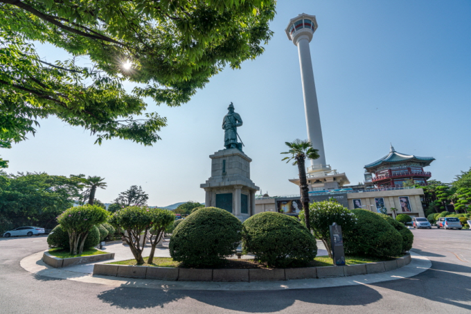 A sculpture at Yongdusan Park, a favorite photo backdrop