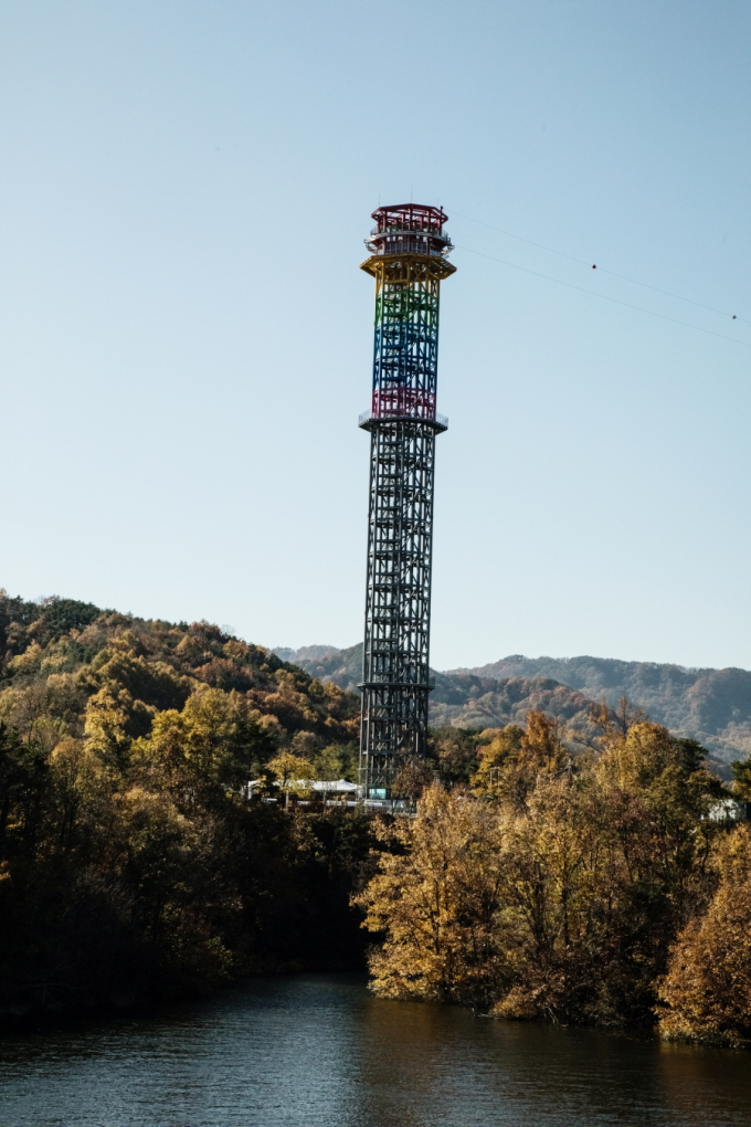 I dared to take a 1.7km round-trip zip wire after climbing up the 93-meter-tall rainbow-colored iron tower.