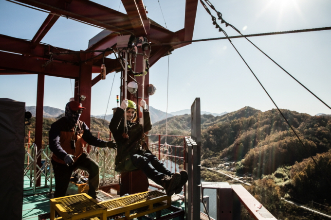 I dared to take a 1.7km round-trip zip wire after climbing up the 93-meter-tall rainbow-colored iron tower.