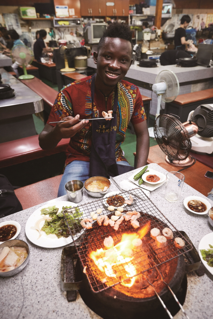 Trying grilled cutlassfish, crispy outside and tender inside