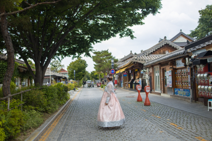 Young people wearing beautiful hanbok travel around ‘Jeonju Hanok Village’