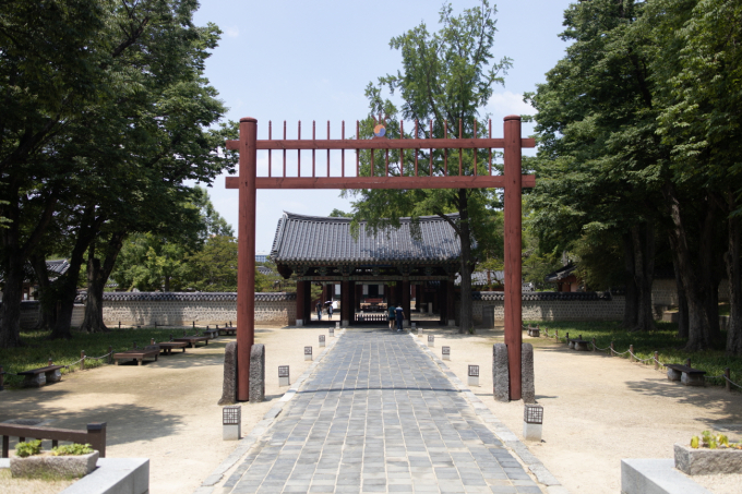 Gyeonggijeon Shrine in Jeonju is where the eojin (king’s portrait) of Taejo Yi Seong-gye is enshrined.