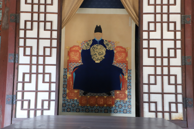 Gyeonggijeon Shrine in Jeonju is where the eojin (king’s portrait) of Taejo Yi Seong-gye is enshrined.