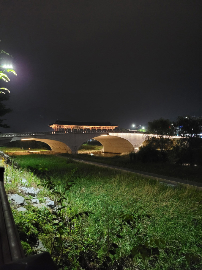 The pavilion, Cheongyeonnu’s night view attracts many people.