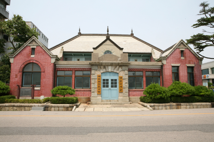 Gunsan Customs, the twisting history of its beautiful architecture.