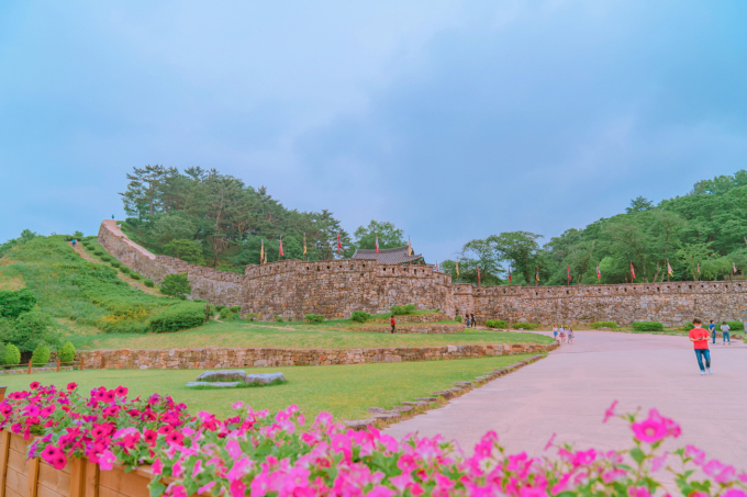 The Gochangeupseong Fortress built in the early Joseon Dynasty is well preserved in its original form.