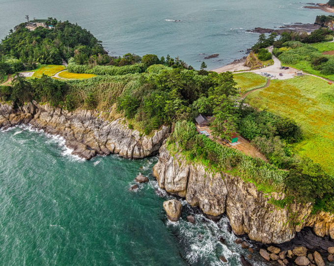 Beyond the mesmerizing sea cliff, there is a Jukmak-dong Suseongdang.