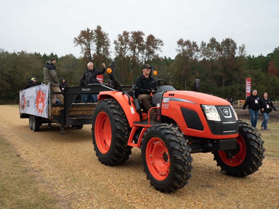 Tractor　made　by　Daedong　Industrial　Co.,　sold　in　the　US