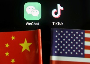 Messenger　app　WeChat　and　short-video　app　TikTok　above　Chinese　and　US　flags