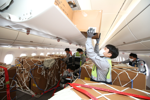 Cargo loaded onto converted A350 on Sept. 24 (Courtesy of Asiana Airlines)