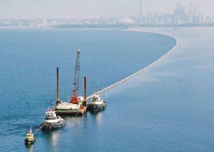 Nine miles of high-density polyethylene pipe cold water from the bottom of Lake Ontario, cooling buildings in downtown Toronto (Courtesy of Brookfield Asset Management)