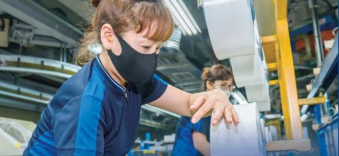 Workers　at　Hyosung　TNC's　Gumi　plant　check　the　quality　of　recycled　regen　polyester