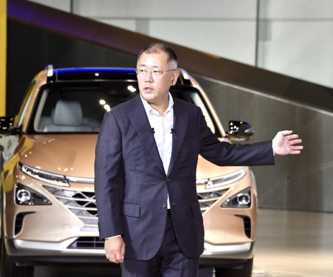 Chung　Euisun　takes　helm　at　South　Korea's　largest　automotive　group　Hyundai　Motor.　Here　he　unveils　the　company's　Green　New　Deal　at　the　Korean　New　Deal　Initiative　launch　presided　over　by　President　Moon　Jae-in　on　July　14