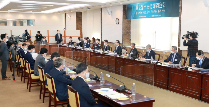 Hyundai　Motor　Chairman　Chung　Euisun　attended　the　Oct.　15　government-private　meeting　on　the　hydrogen　economy.