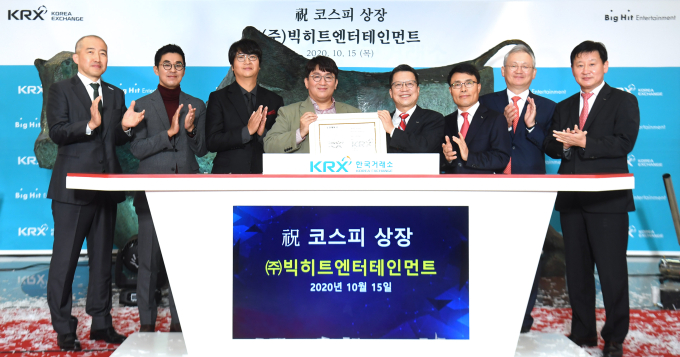 Among　those　at　Big　HIt's　Oct.　15　debut　ceremony　were　JP　Morgan　Korea's　CEO　Park　Tae-jin　(far　left),　Big　Hit　Entertainment　CEO　Bang　Si-hyuk　(fourth　from　left),　Korea　Exchange　Chairman　Jung　Jiwon　(fourth　from　the　right),　and　NH　Investment　&　Securities　CEO　Jeong　Young-chae　(second　from　right)