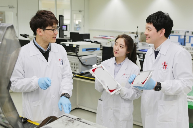 Researchers　at　LG　Chem　check　the　quality　of　electric　vehicle　batteries.