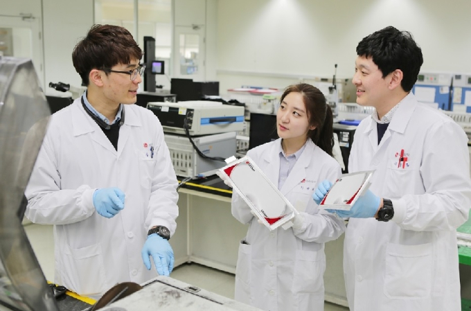 Researchers　at　LG　Chem's　electric　vehicle　battery　business 
