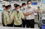 Samsung heir Jay Y. Lee visits plants in Vietnam