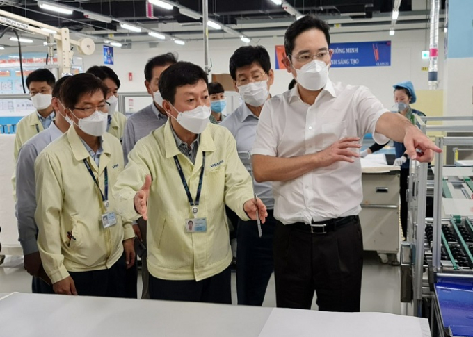 Samsung　Group　heir　Jay　Y.　Lee　visits　a　Samsung　smartphonone　plant　during　his　trip　to　Vietnam.