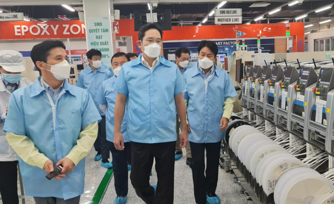 Samsung　Electronics　Vice　Chairman　Jay　Y.　Lee　tours　a　Samsung　plant　in　Vietnam.