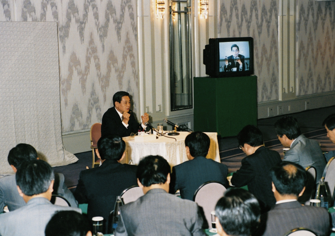 Lee　Kun-hee　lays　out　Samsung's　New　Management　initiative　in　Frankfurt　in　1993　(Courtesy　of　Samsung　Group)