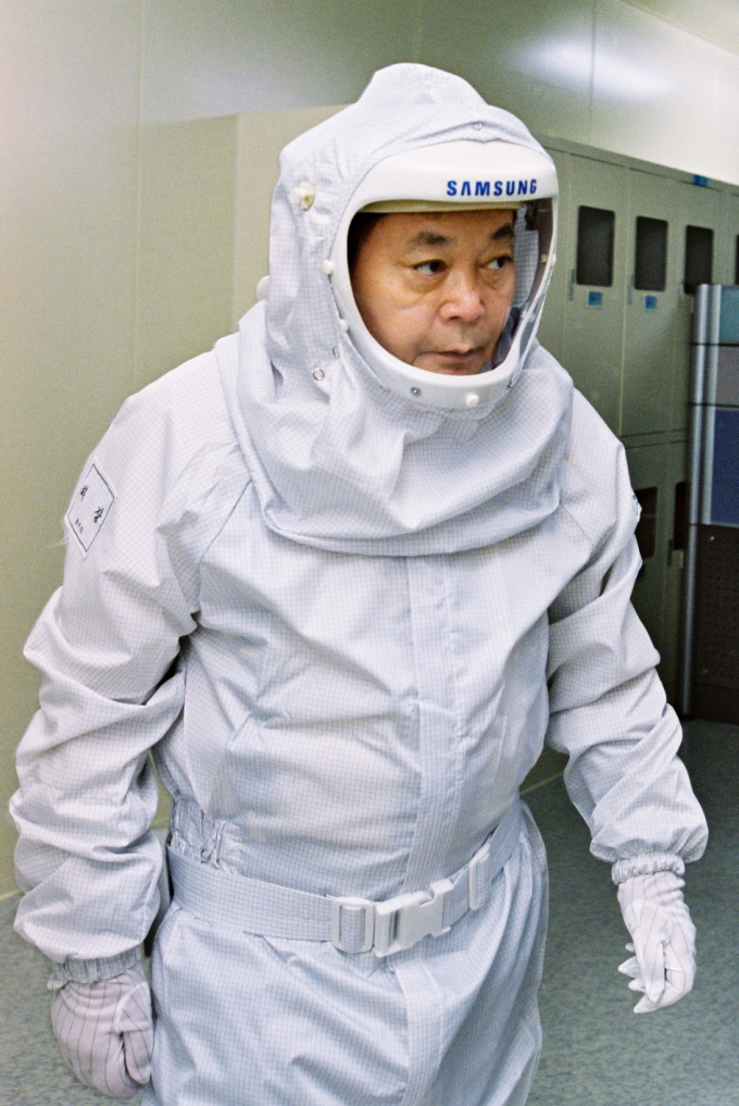 Lee Kun-hee visiting one of Samsung's semiconductor factories in 2004