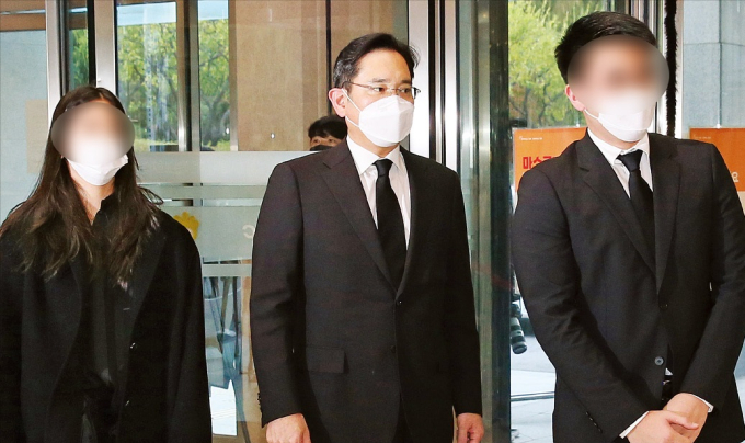Samsung　Electronics　Executive　Vice　Chairman　Jay　Y.　Lee　(at　center),　his　daugher　(left)　and　son　(right)