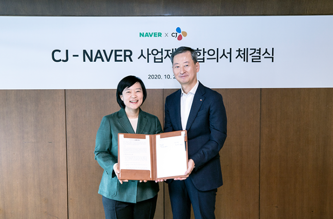 Naver　CEO　Han　Seong-sook,　left,　and　CJ's　chief　business　strategy　officer 　Choi　Eun-seok　sign　a　strategic　partnership　deal　Oct.　26