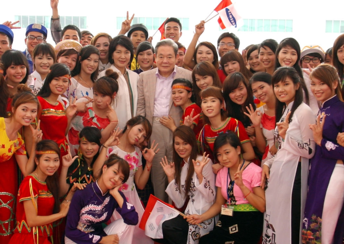 Lee　Kun-hee　visits　a　Samsung　site　in　Vietnam　with　his　wife　Hong　Ra-hee　(left　of　Lee)　in　2012