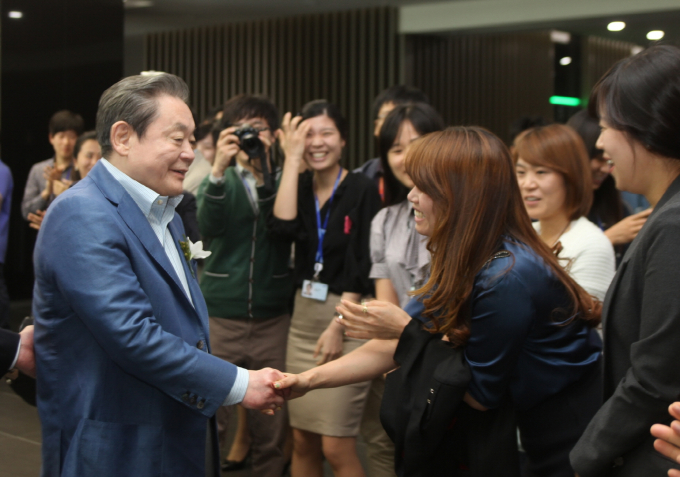 Lee　Kun-hee　shakes　hands　with　employees　at　the　groundbreaking　ceremony　for　Samsung　Electronics'　semiconductor　line　in　2011