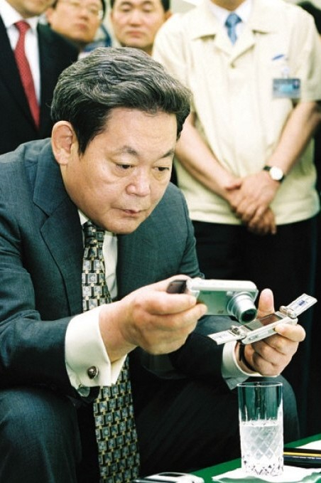 Chairman　Lee　Kun-hee　exames　a　digital　camera　phone