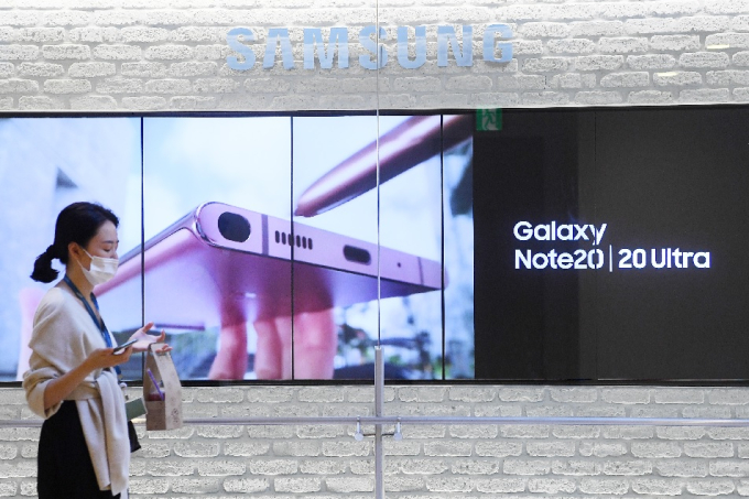 Samsung's　third-quarter　sales　rise　to　record　high,　boosted　by　smartphones　and　memory　chips