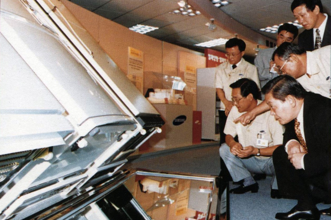 Chairman Lee Kun-hee inspects Samsung refrigerators at a Gwangju production plant in 1995