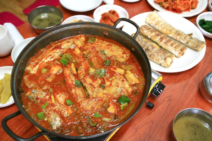 galchi jorim, or braised spicy galchi (left) and galchi gui (right)