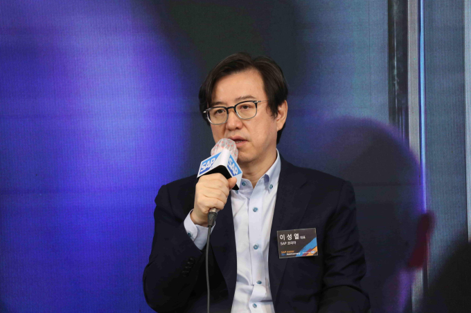 Lee　Sung-youl,　the　chief　executive　of　SAP　Korea　speaking　at　a　media　roundtable　on　Nov.　4.