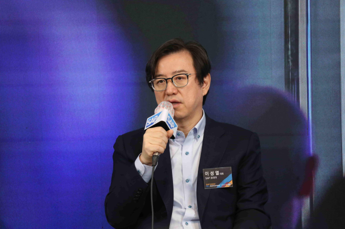 Lee Sung-youl, the chief executive of SAP Korea speaking at a media roundtable on Nov. 4.