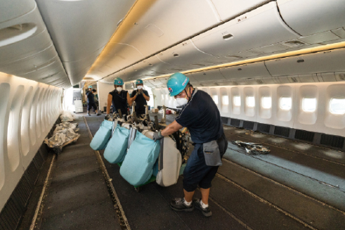 A　Korean　Air　passenger　plane　being　converted　into　a　cargo　carrier