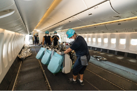 A　Korean　Air　passenger　plane　being　converted　into　a　cargo　carrier