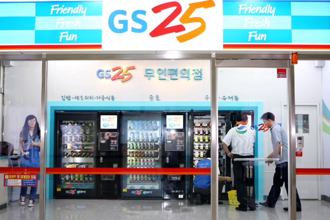 GS25,　a　convenience　store　chain　run　by　GS　Retail