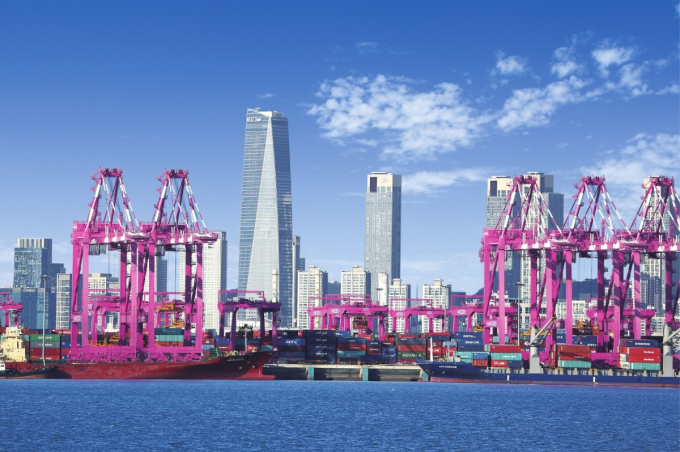 Incheon　New　Port,　a　logistics　hub