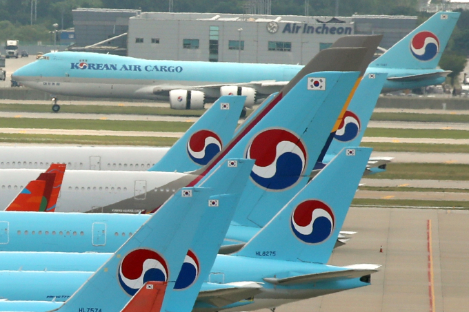 Korean　Air　is　considering　taking　over　local　rival　Asiana　Airlines
