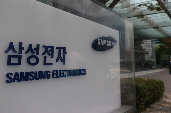 Samsung　shares　hit　historic　high　as　foreign　investors　scoop　up　net　.3　bn　