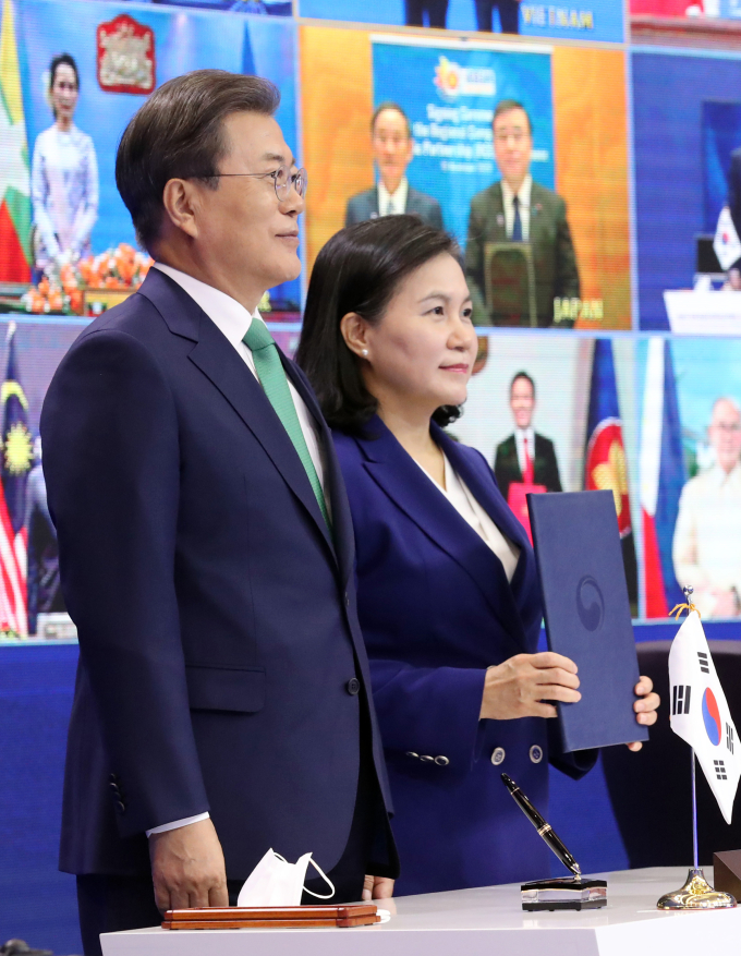 S.Korea,　Japan　ink　first　free　trade　deal　via　15-country　trade　bloc